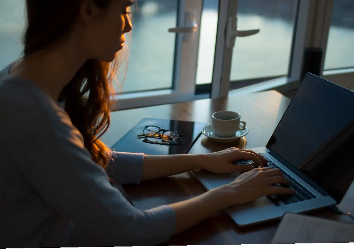 Woman ditches WFH for cafe, sparks productivity debate - News Karnataka