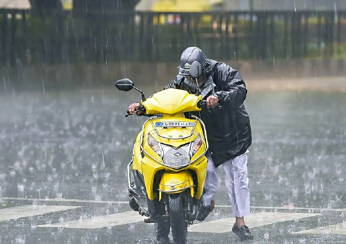Yellow alert as rain, heat grip Karnataka - News Karnataka