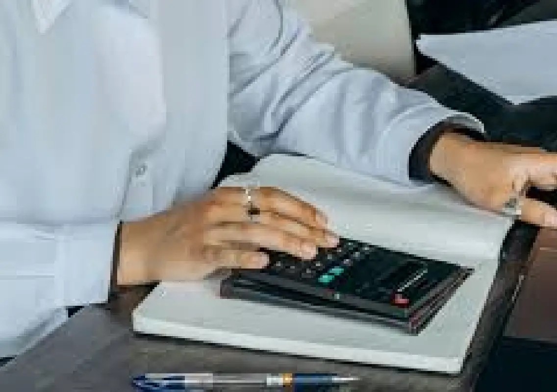 23-year-old CA quits job, builds lakh-earning online career - News Karnataka