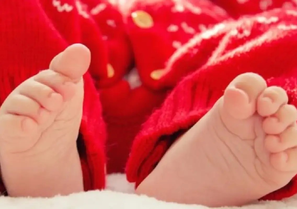 Baby born on moving train as women passengers step in - News Karnataka