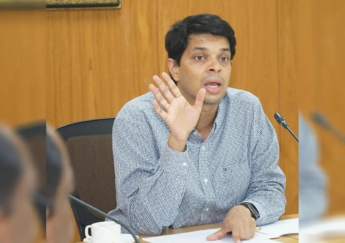 DC warns fertiliser dealers against coercing farmers - News Karnataka