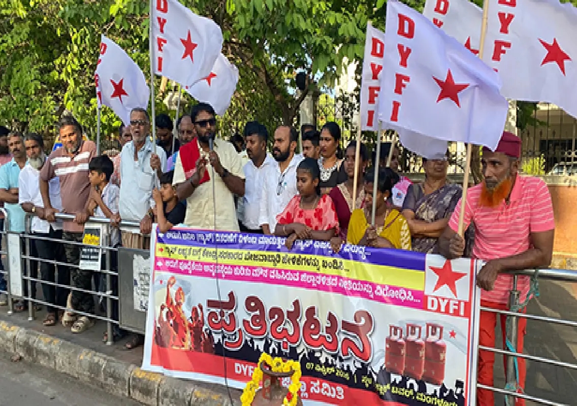 DYFI alleges LPG irregularities, stages protest in Mangaluru: WATCH - News Karnataka