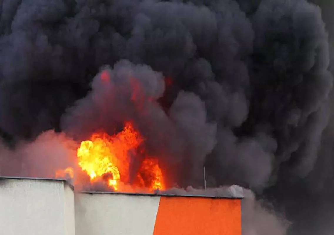 Massive fire at Noida Phase 1 company - News Karnataka