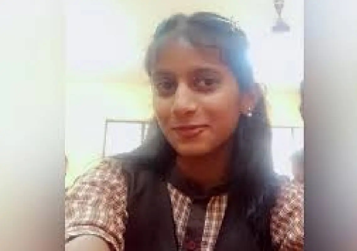 Flower seller’s daughter shines with 97.3% in commerce - News Karnataka