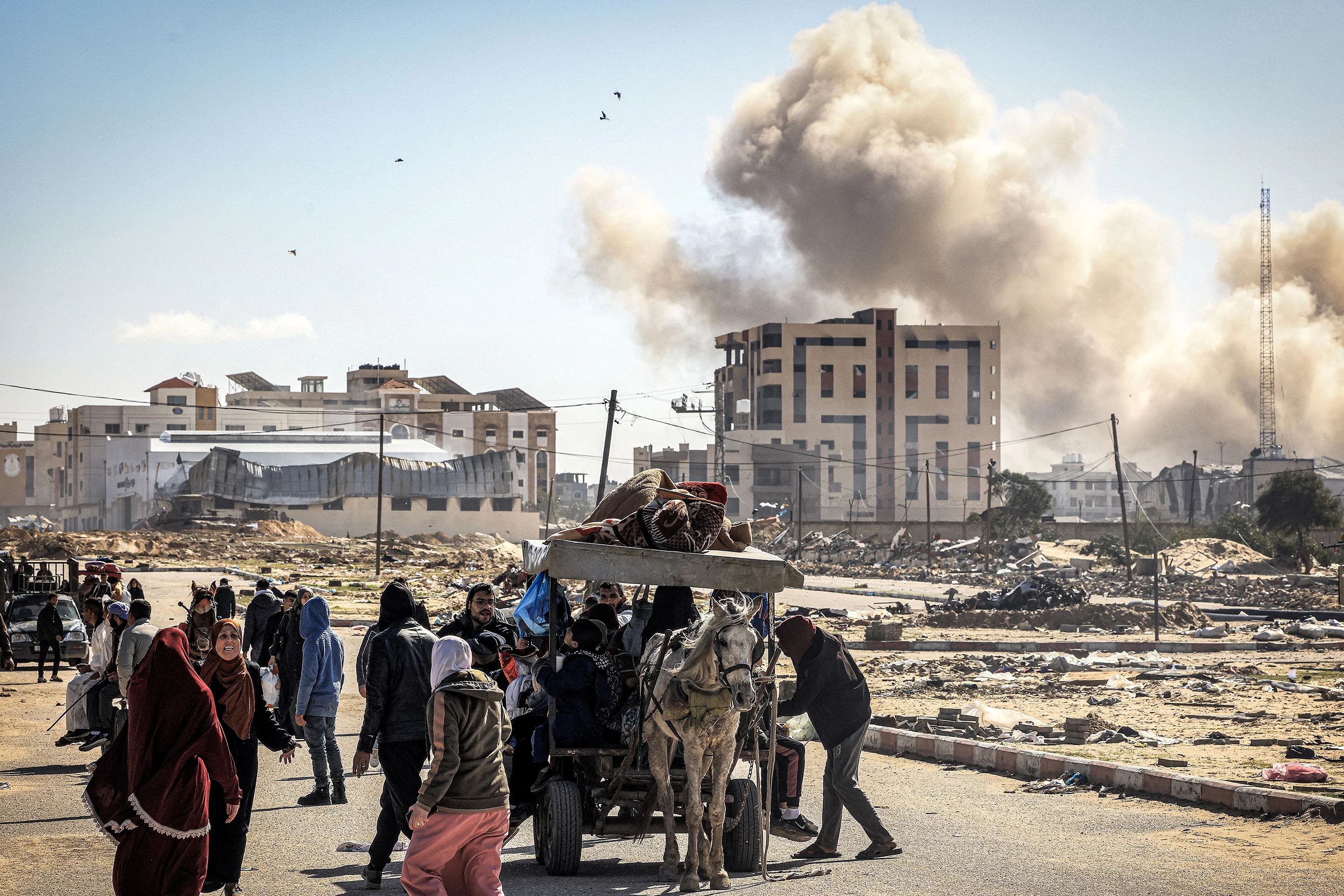 Teen captures chilling moment as strikes hit Beirut - News Karnataka