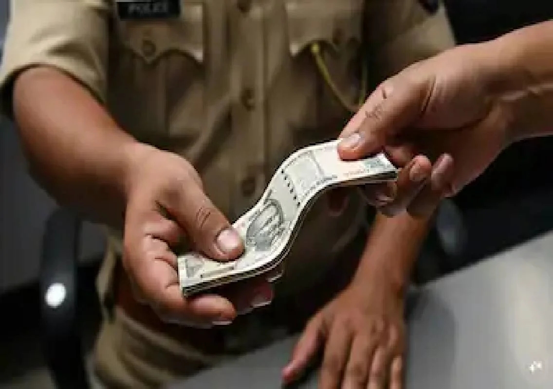 Karnataka cop caught in Lokayukta trap in Bagalkote - News Karnataka