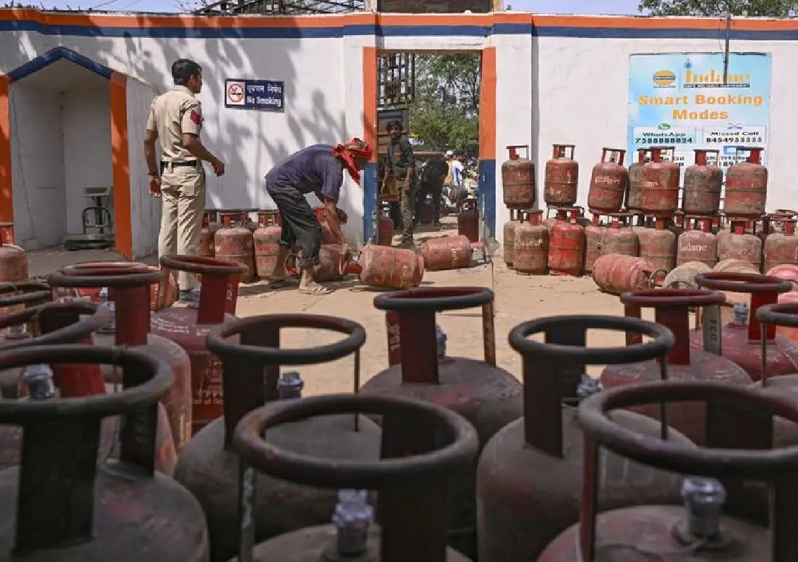 Man dies in LPG queue amid heat, supply issues spark outrage - News Karnataka