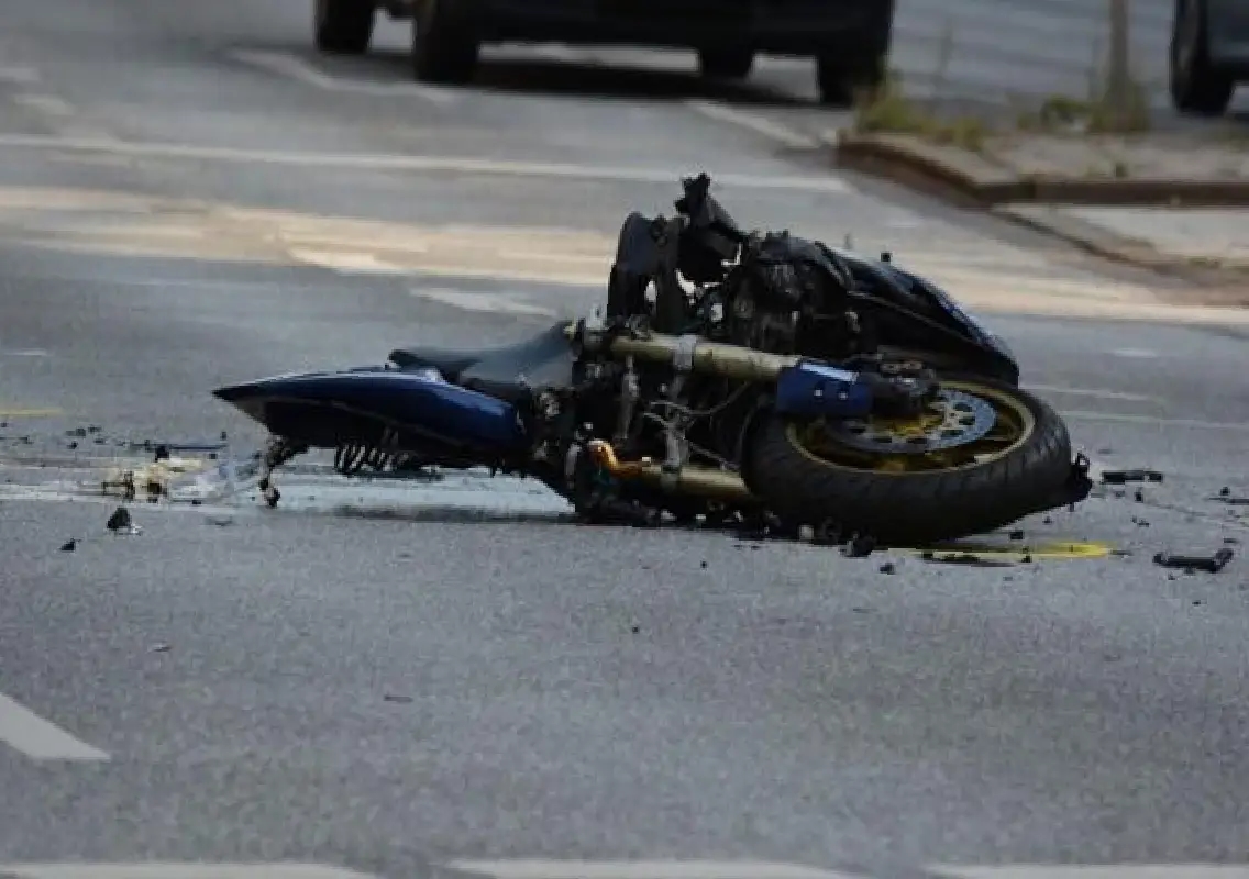 Missed indicator causes bike crash in Bengaluru - News Karnataka