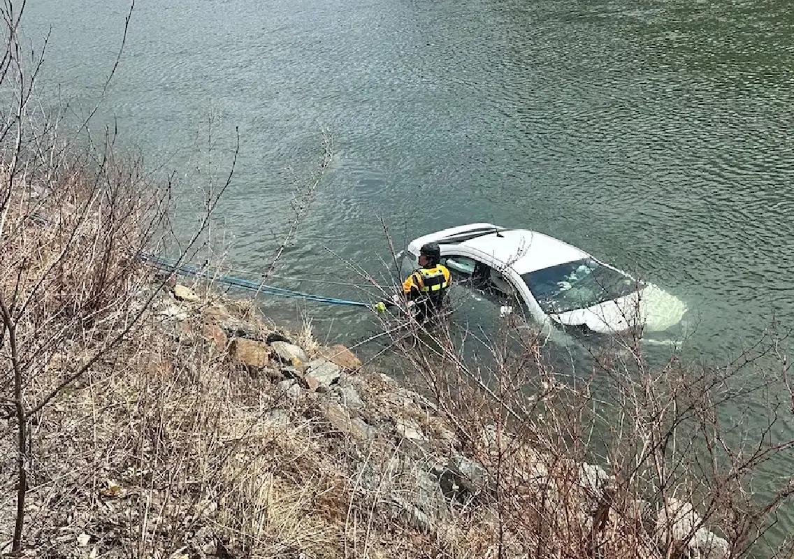 Mother rescues toddler after car plunges into river - News Karnataka