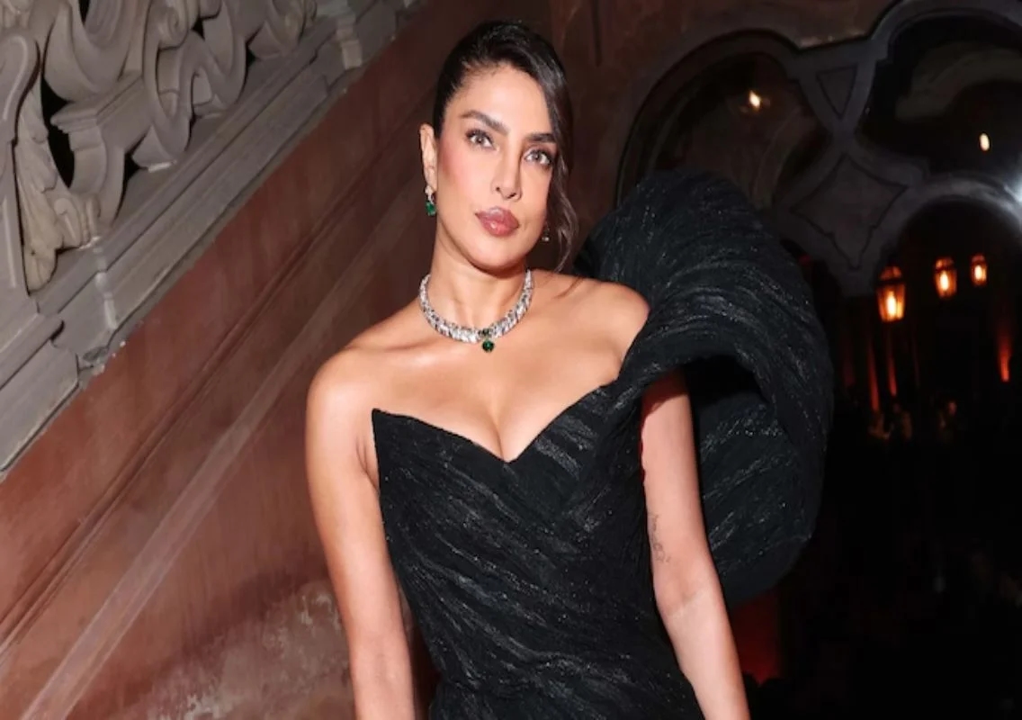 Priyanka Chopra stuns in black at Milan event - News Karnataka