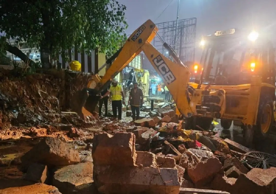 Seven killed as hospital wall collapses after rain horror - News Karnataka