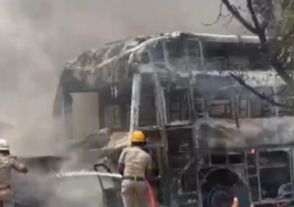 Six burnt alive in Yadgir crash as car, bus catch fire - News Karnataka