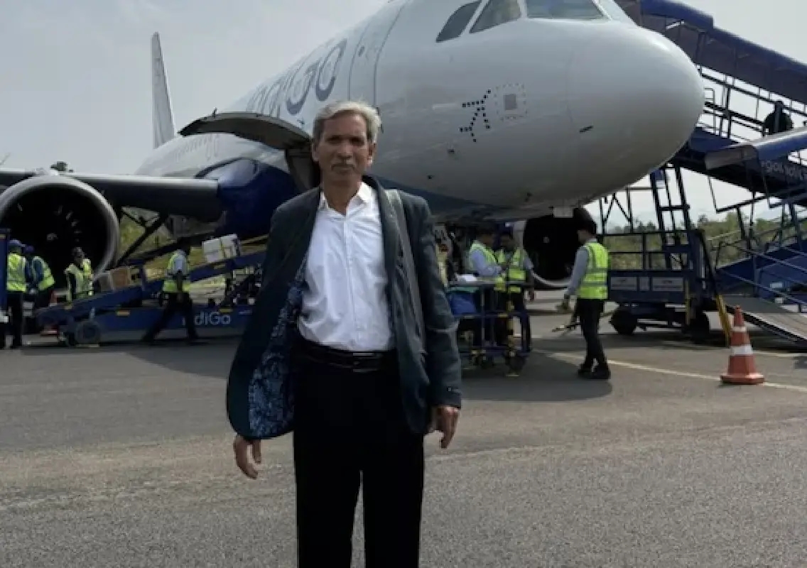 Son’s gift of father’s first flight melts hearts online - News Karnataka