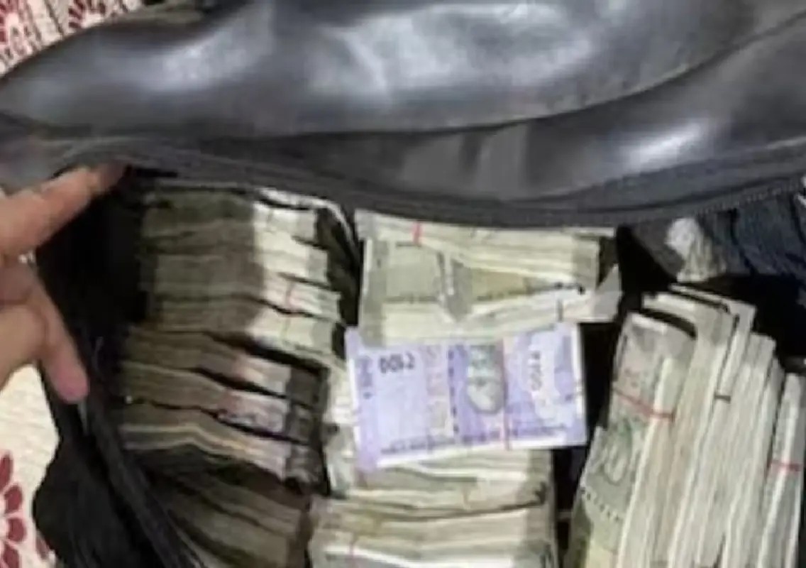 Student wins hearts after returning bag with ₹3 lakh - News Karnataka