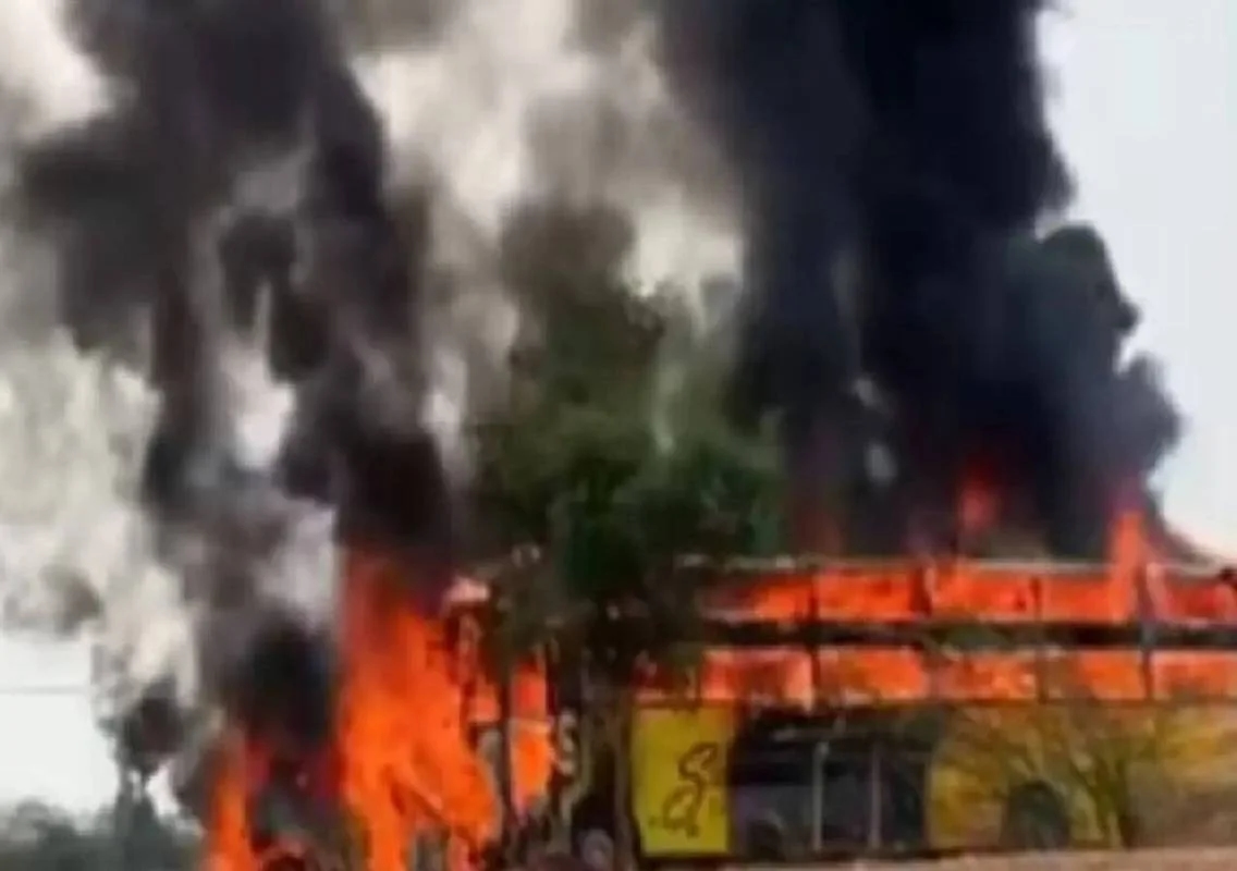 Yadgir accident: 6 killed in car-bus collision - News Karnataka