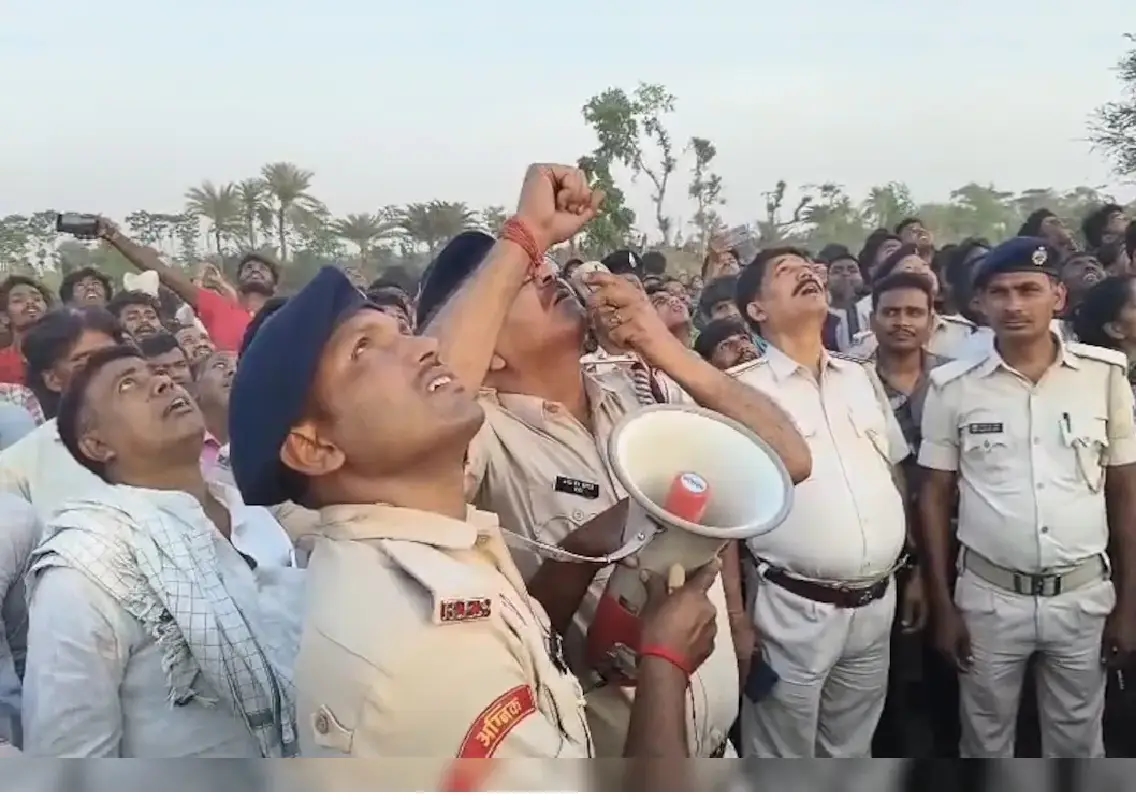 Woman climbs tower in Bihar over marriage demand, rescued - News Karnataka