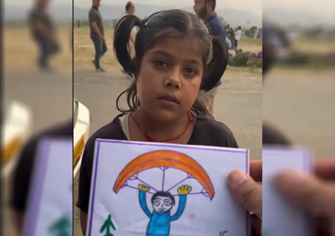 Young girl’s roadside art sale moves internet: WATCH - News Karnataka