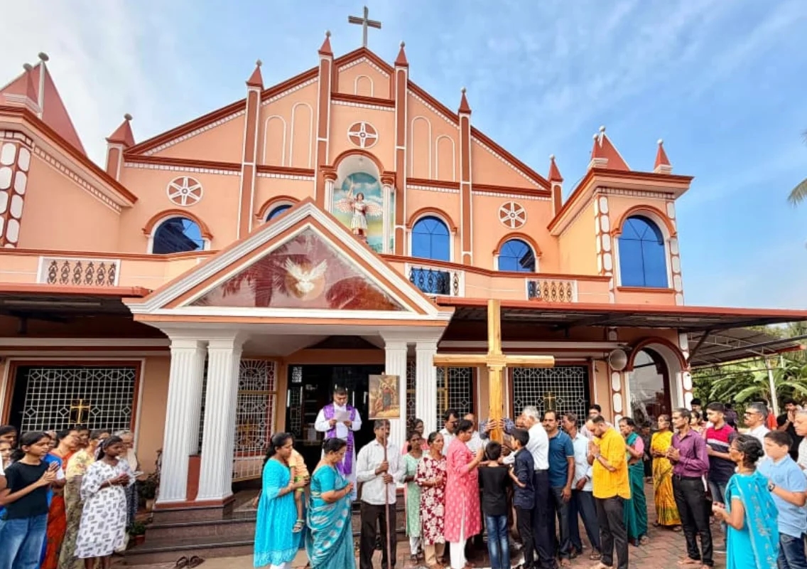 Children lead Good Friday Way of the Cross across Mangalore Diocese - News Karnataka