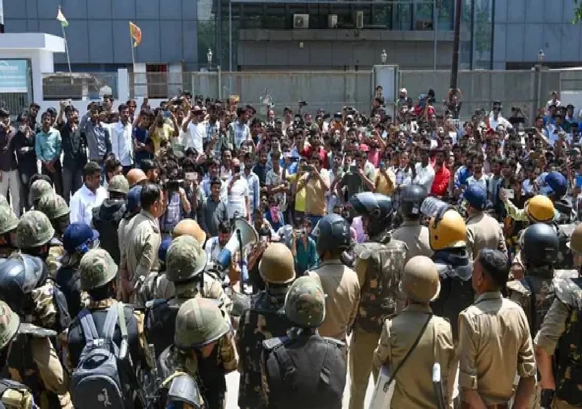 Noida workers demand wage hike, weekly off in talks - News Karnataka