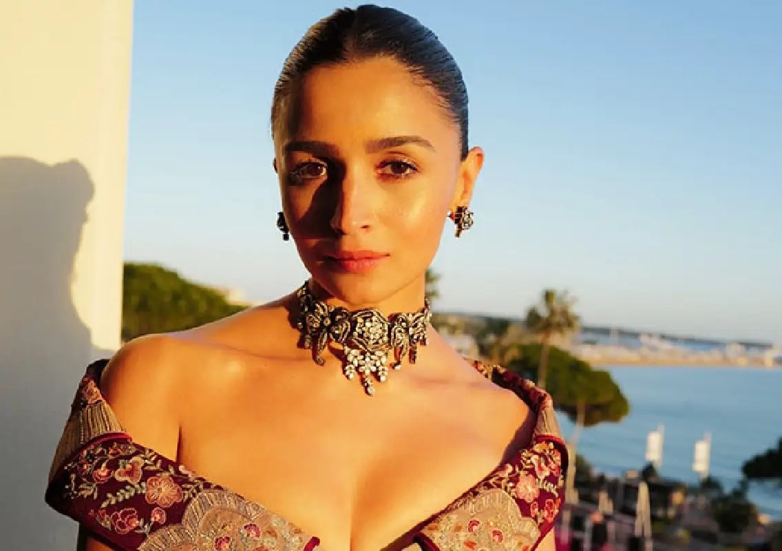 Alia Bhatt channels ‘Modern Maharani’ at Cannes 2026 - News Karnataka