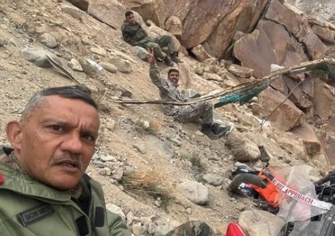 Army Cheetah helicopter crashes near Leh, all officers survive - News Karnataka