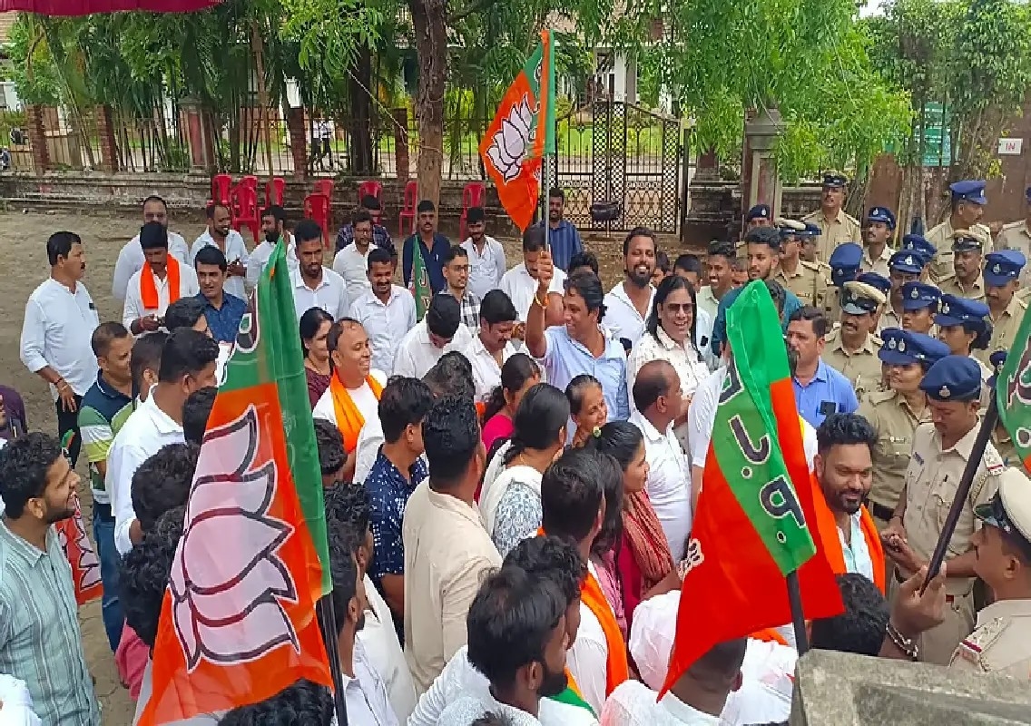 BJP Yuva Morcha stages protest against Laxmi Hebbalkar - News Karnataka
