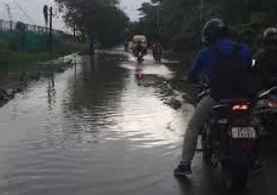 Bengaluru rains flood roads, bring traffic to a crawl - News Karnataka