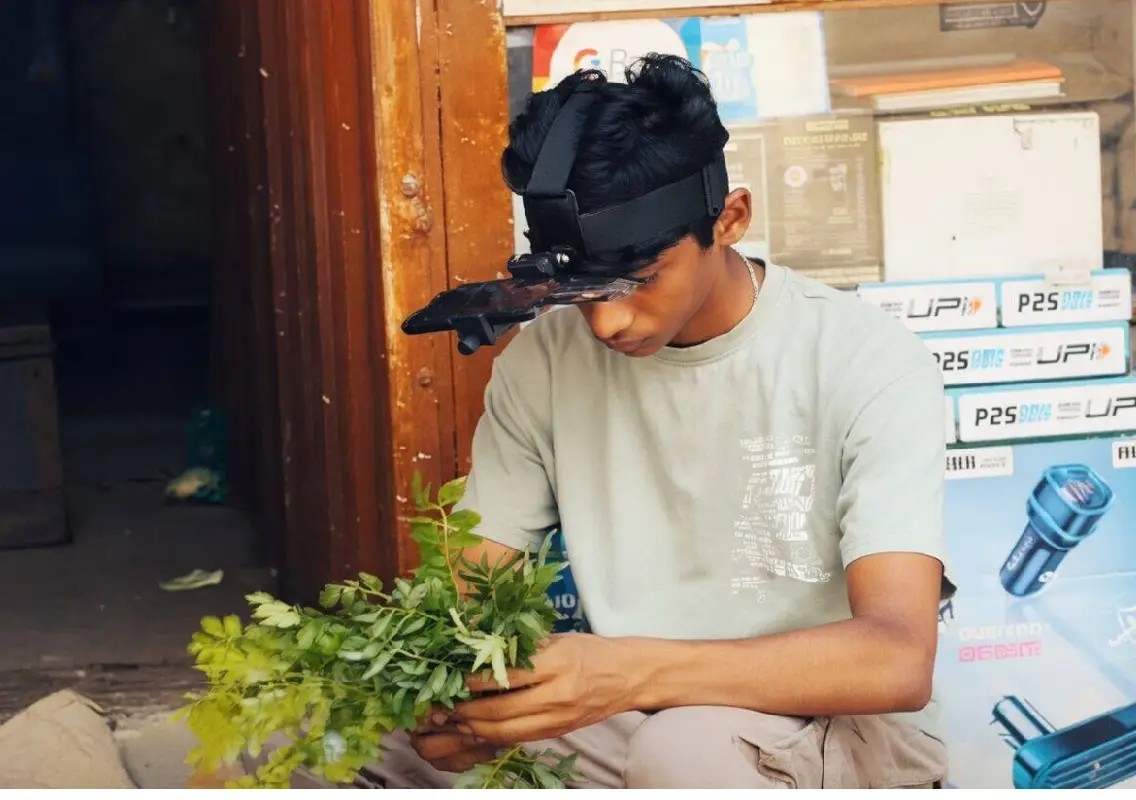 Bengaluru vendor with iPhone headgear sparks AI debate online - News Karnataka