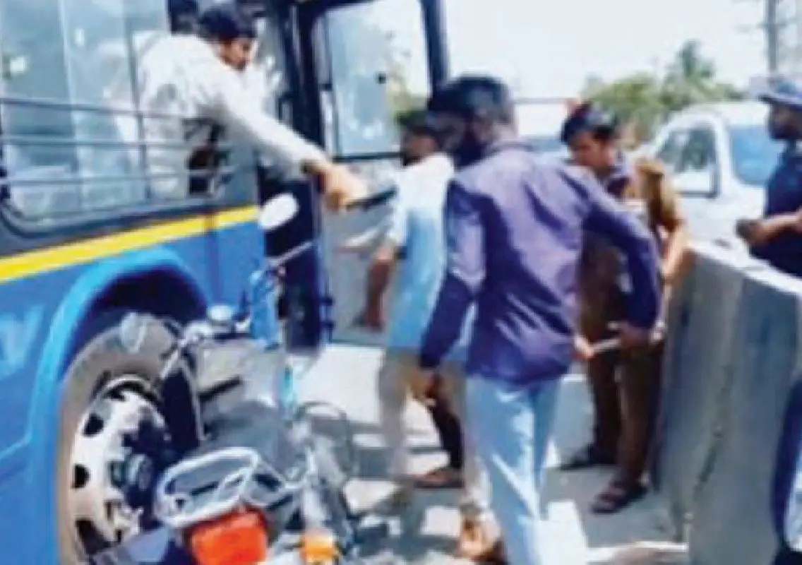 Biker assaults BMTC driver after minor crash on busy road - News Karnataka