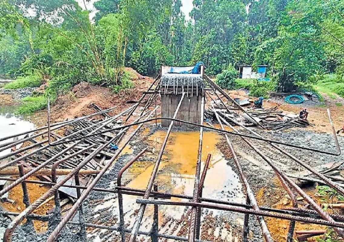 Bridge under construction collapses in Kadaba, workers safe - News Karnataka