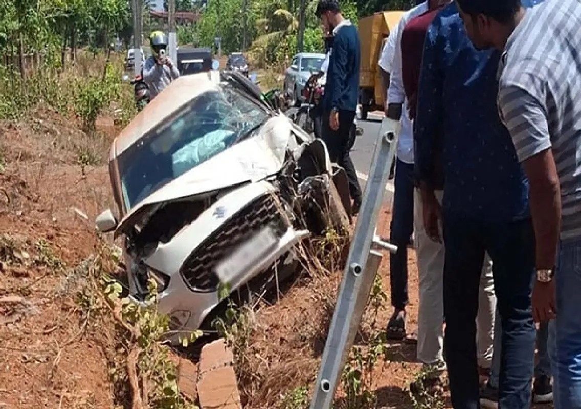 Car crashes into electric pole in Udupi, five escape unhurt - News Karnataka
