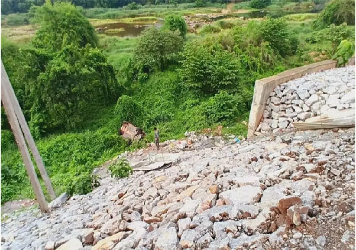 Car plunges into gorge near Uppinangady, two escape alive - News Karnataka