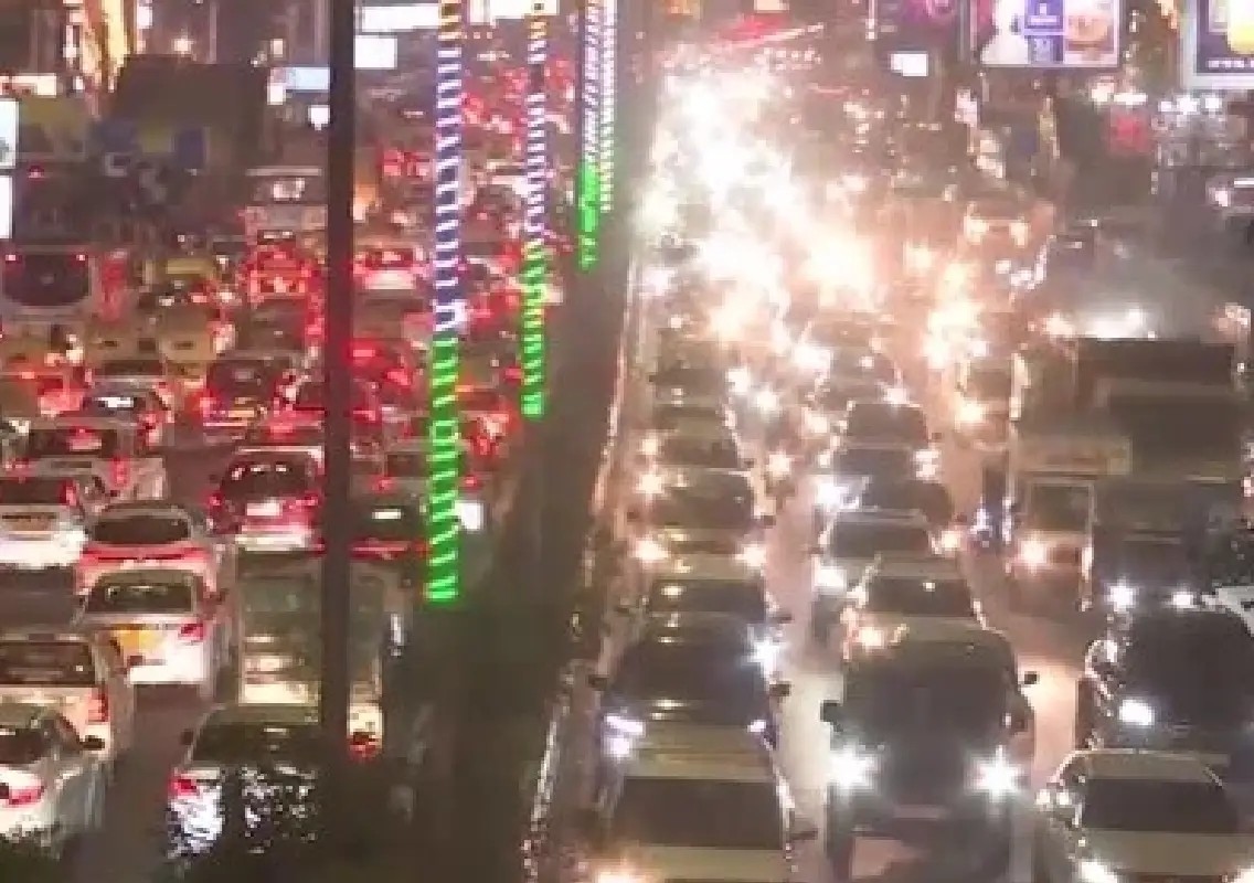 City chokes as long weekend return triggers massive traffic jams - News Karnataka