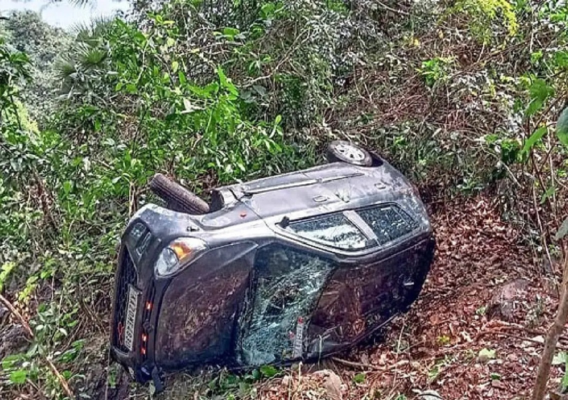 Driver escapes unhurt after car overturns near Kinnigoli - News Karnataka