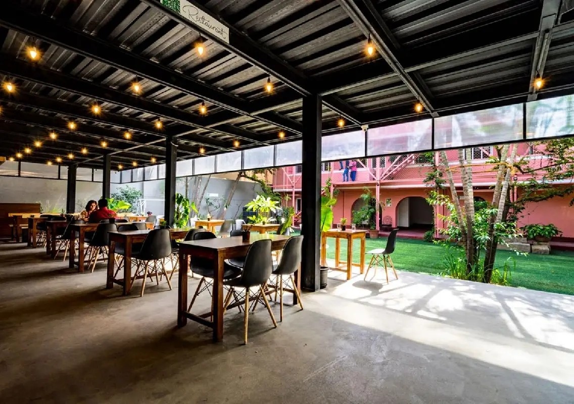 Empty Bengaluru cafés spark spending slowdown debate online - News Karnataka