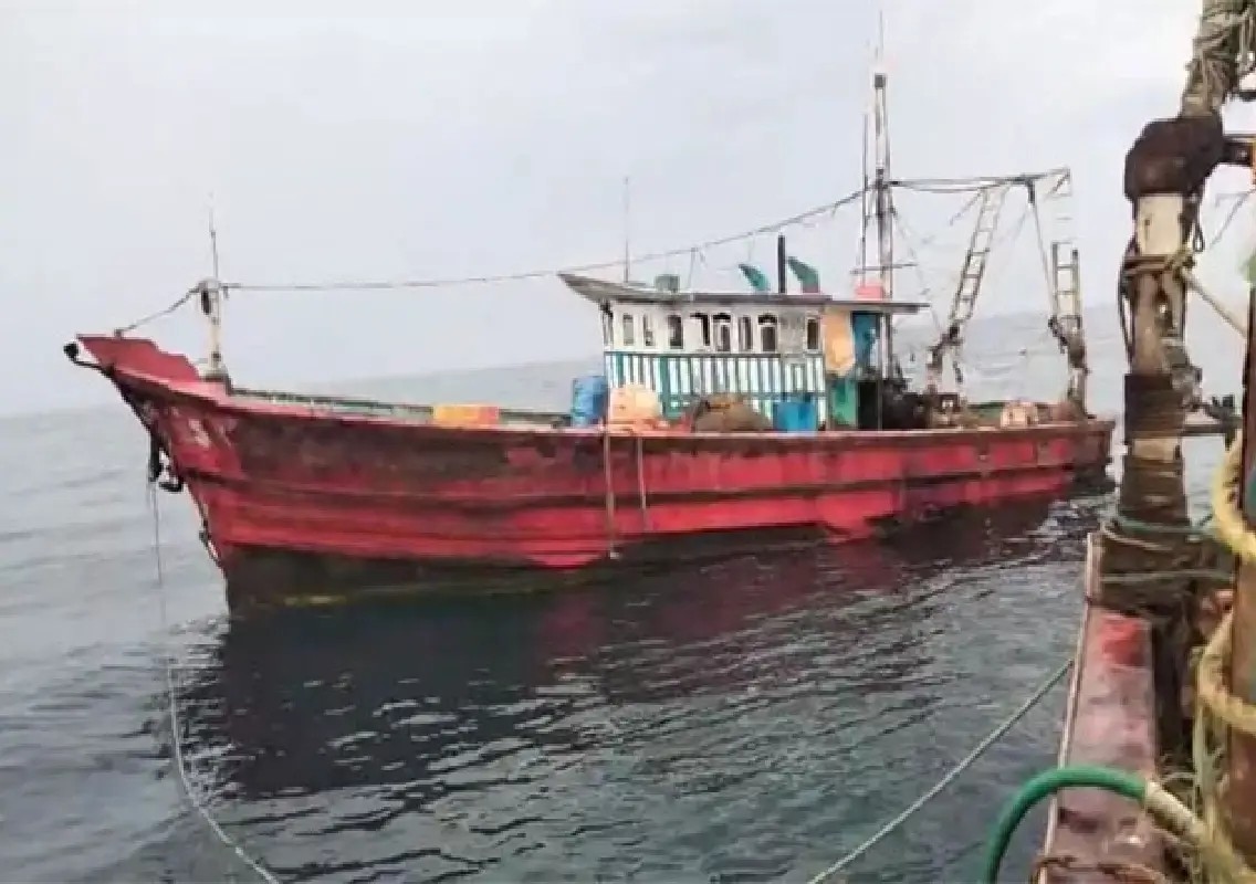 Fishing boat sinks near Kodi Bengre, six fishermen rescued - News Karnataka