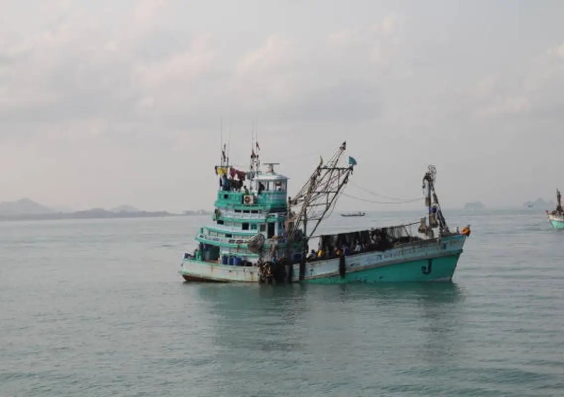Fishing boat sinks off Mangaluru coast; crew rescued safely - News Karnataka