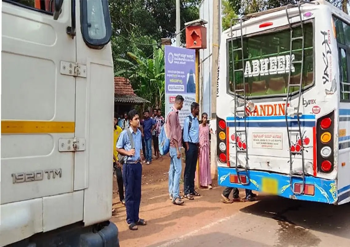 Four students injured after tipper hits bus in Haleyangadi - News Karnataka