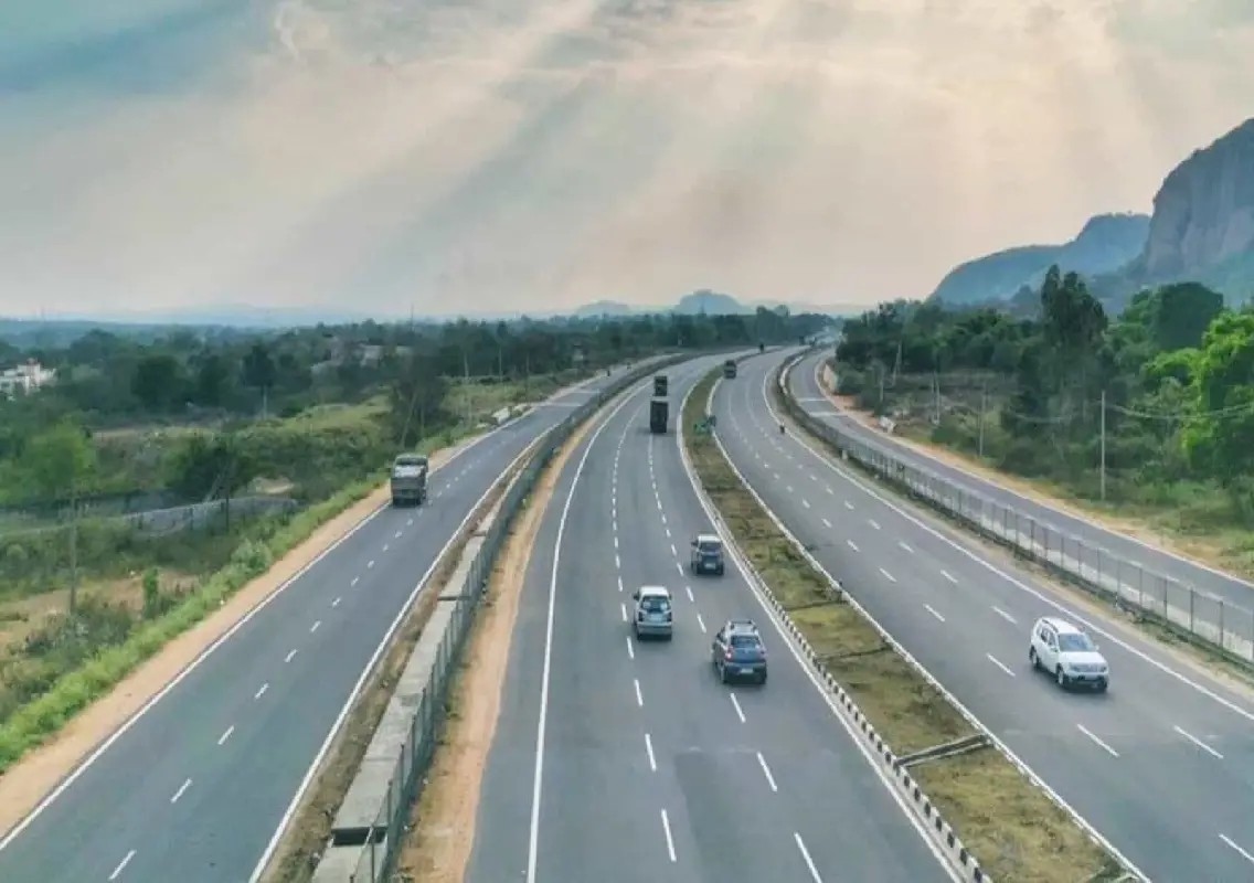 Gang blocks car on highway, escapes with Rs 26 lakh cash - News Karnataka