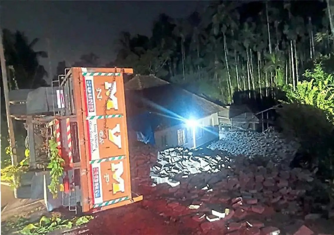 Goods lorry overturns after crashing into house compound in Bantwal - News Karnataka