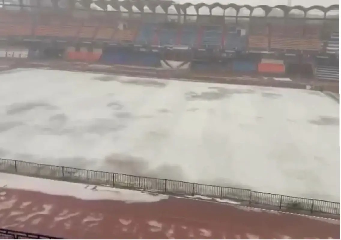 Hail turns Kanteerava stadium white, stuns Bengaluru - News Karnataka