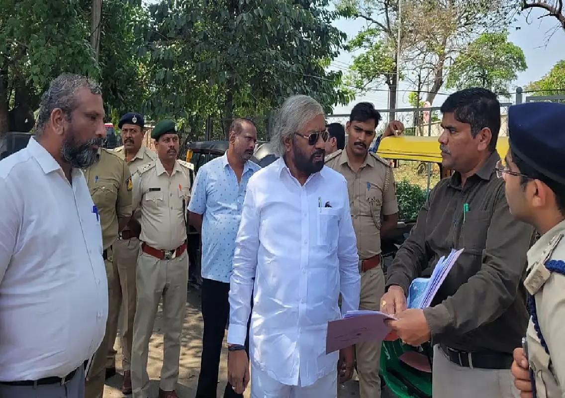 Khandre inspects site where 350 trees may be cleared - News Karnataka