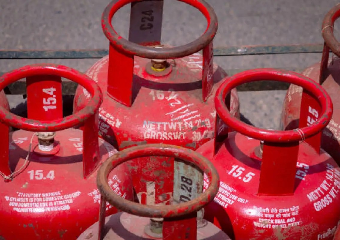 LPG price hike sparks protest from Congress leader in Udupi - News Karnataka