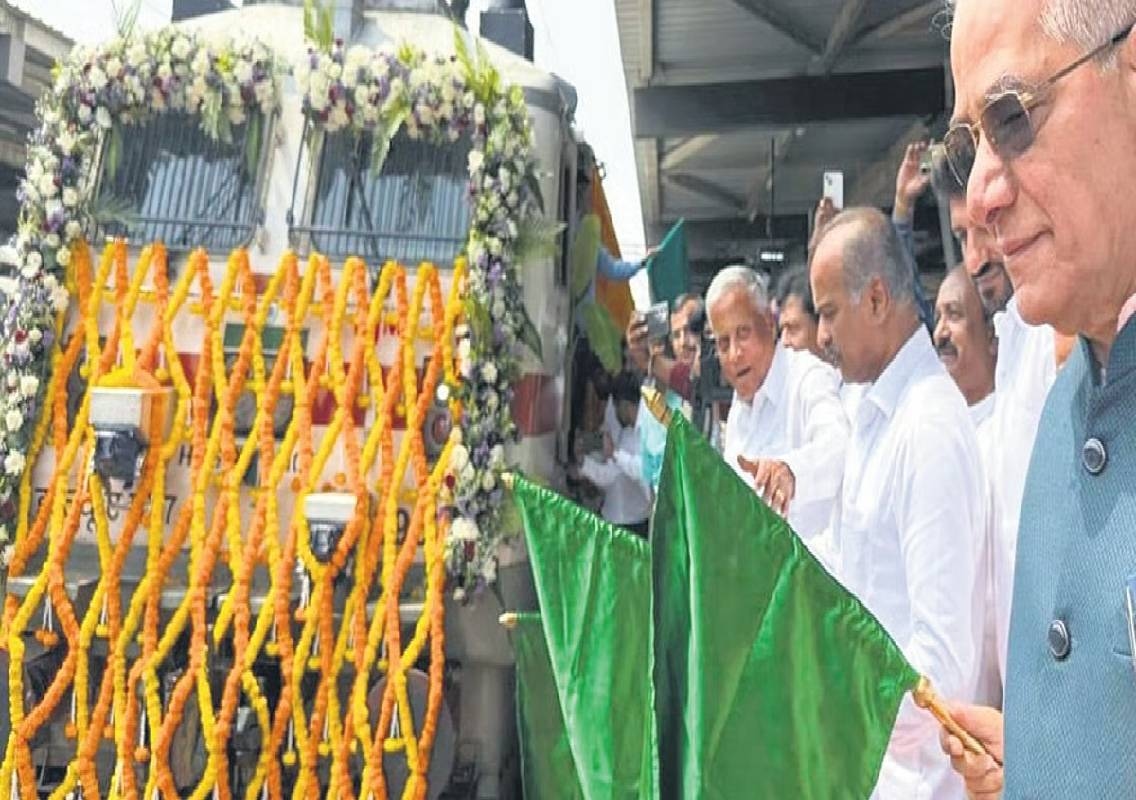Ashwini Vaishnaw flags off Bengaluru-Mumbai train - News Karnataka