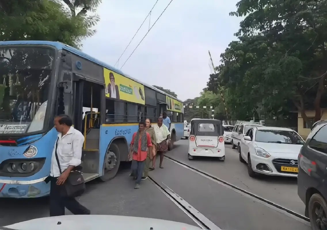 Major mishap averted as KSRTC bus gets stranded on tracks - News Karnataka