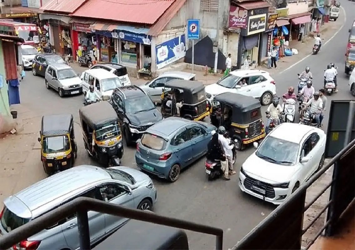 Massive traffic jam paralyses Vittal town for hours - News Karnataka