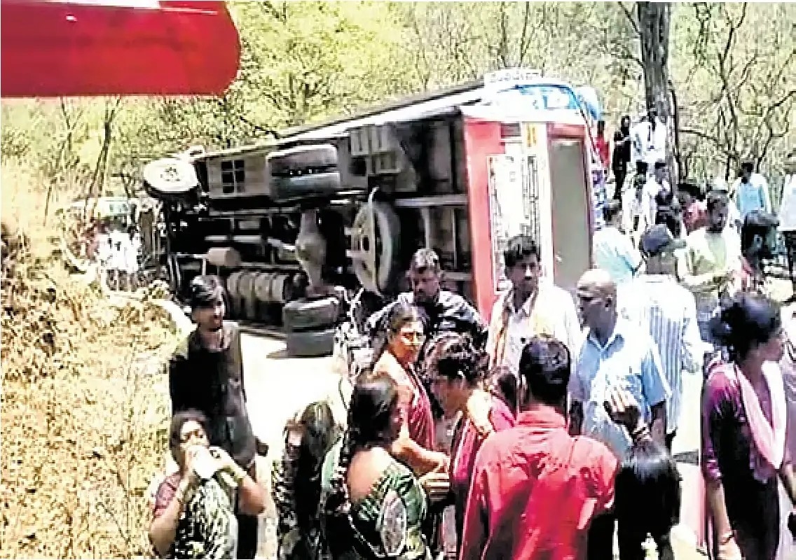 Over 30 injured as KSRTC bus topples in MM Hills - News Karnataka
