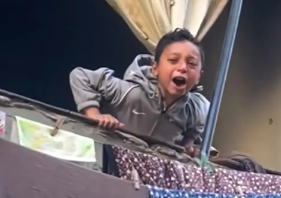 Palestinian boy mourns father killed in Israeli strike in Gaza - News Karnataka