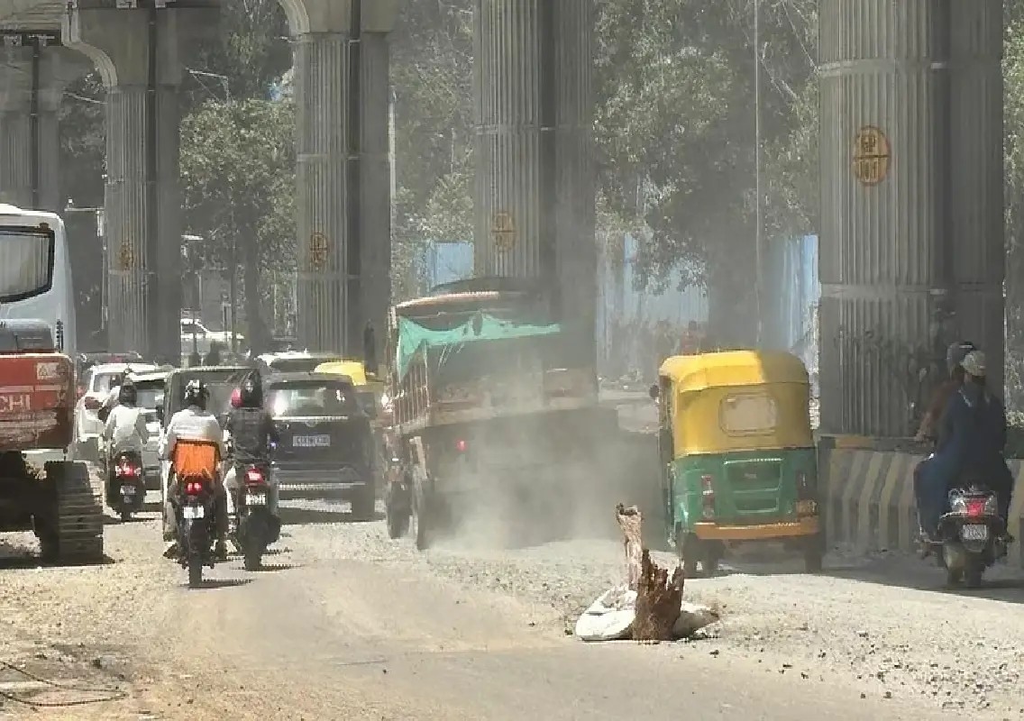 Pothole-ridden Bannerghatta Road frustrates commuters - News Karnataka
