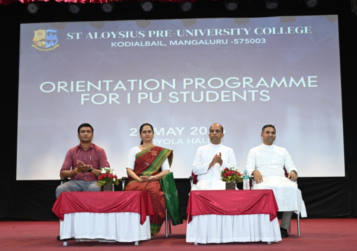 St Aloysius PU College welcomes 2,400 I PU students - News Karnataka
